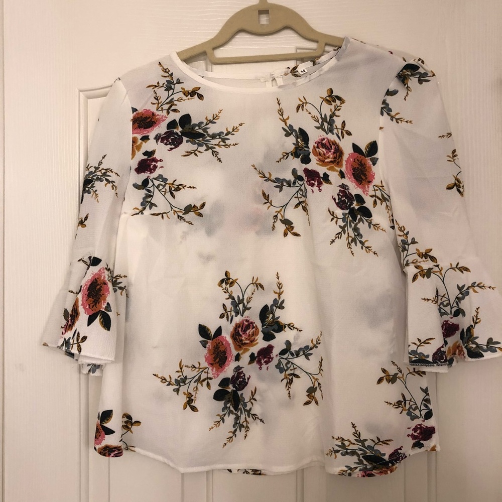 NWOT 3/4 bell sleeved floral blouse